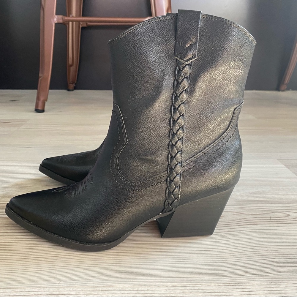 Dolce Vita black leather boot in size 9
